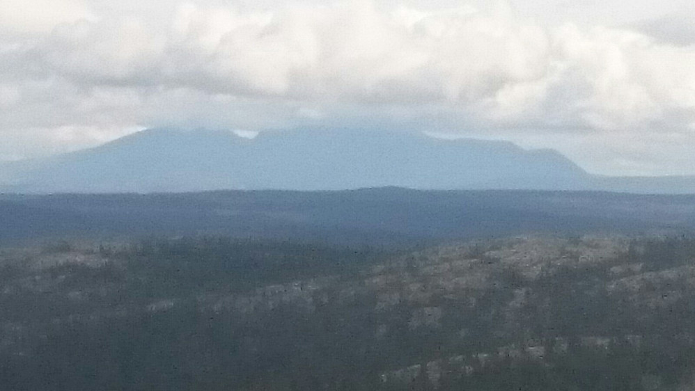 Zoomet inn på Sølen hvor toppene var dekket av skyene igjen i dag