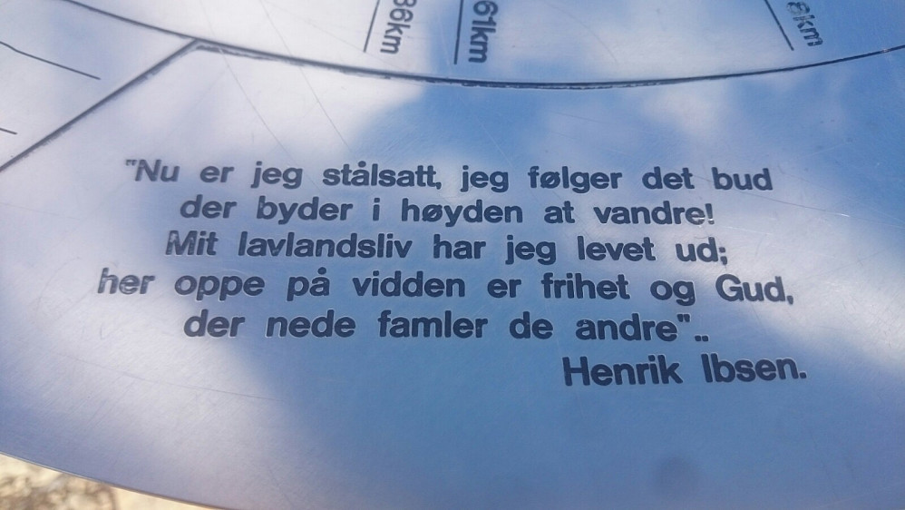 Sitat fra Henrik Ibsen inngravert på siktskiva 