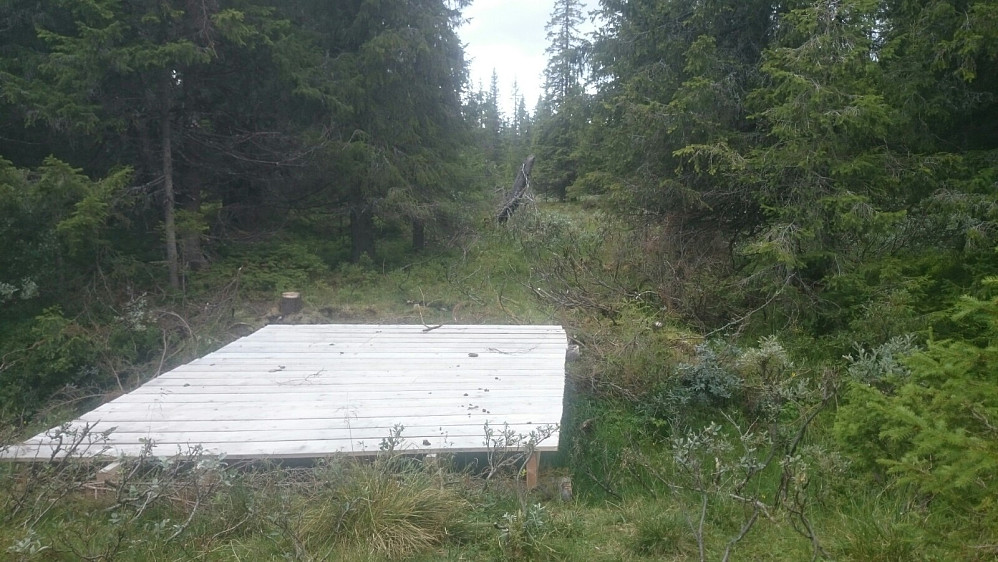 Over brua her går skiløypa om vinteren. Det går av et sauetråkk på skrå inn til høyre som man kan følge stort sett inn til toppen