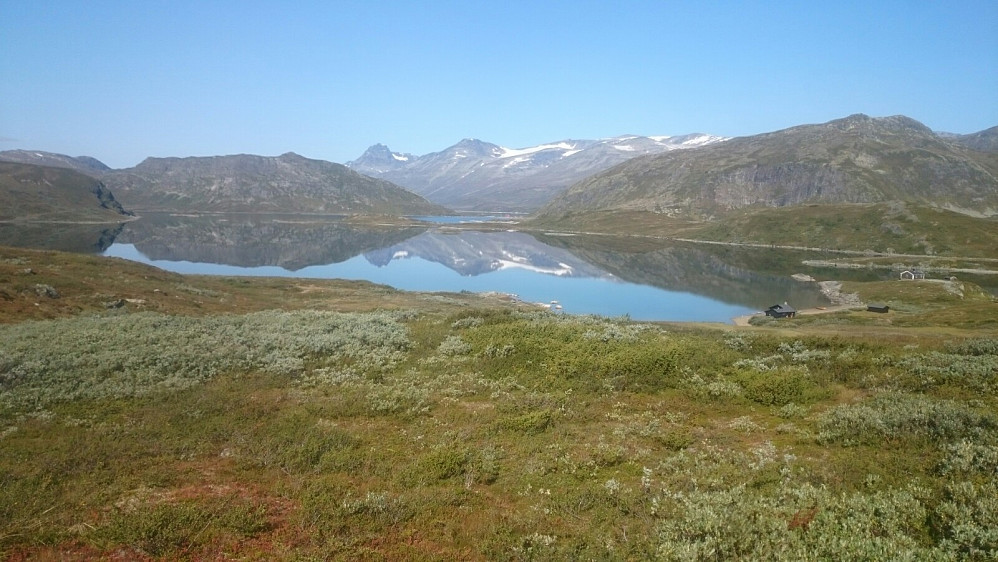 Raudfjorden lå der helt blank og speilet fjellene bak