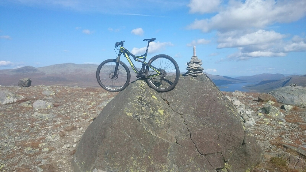 Toppvarden mot Heimdalsvannet. Det tok ikke lange tiden opp med sykkelen, og returen gikk veldig lett