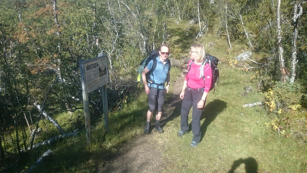 TB og TG ved et av de mange informasjonskiltene langs Vårstigen