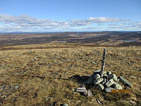Toppen på Nordre Suluhøgda er markert med en steinhaug