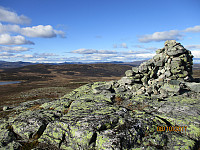 En sammenrast varde på toppen