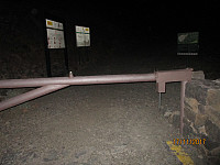 Grusveien opp mot foten av Teide er stengt med bom, og det var også forbudt å sykle her