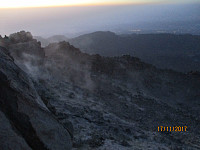 Toppen ligger på kanten av vulkan krateret, og det siger opp en ubehagelig svovelgass