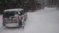 Fra bommen og inn var det ikke brøytet de siste dagene, så med 30 - 40 cm nysnø var det bare å parkere bilen