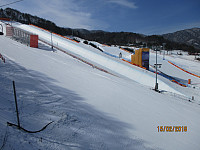 Utsikt fra heisen og bort på half pipen og målområdet for ski cross