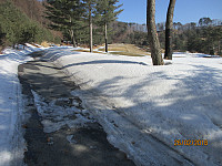 Nå hadde snøen delvis smeltet bort på veiene i golfanlegget