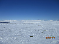 Toppen av Krusgravkampen mot Megrundskampen. Krusgravkampen er flat på toppen