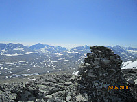 Storslagen utsikt mot de høyeste toppene i Rondane