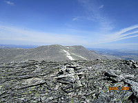 Tilbakeblikk fra toppen av Stygghøin øst og mot Småhugan