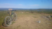 På toppen av Hitfjellet ble det en matpause, og nå begynte sekken å bli lett da jeg hadde drukket opp mye av vannet jeg hadde i drikkesekken