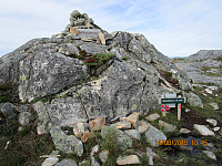 Toppen var markert med en steinhaug, skilt og turkasse