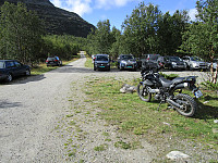 Masse biler på parkeringsplassen i Skamsdalen