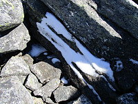 I skyggen mellom steinene lå det litt snø i de høyeste partiene av turen