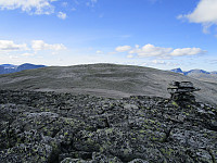 Fra det laveste toppunktet og bort på selve toppen av Mjogsjøhøe