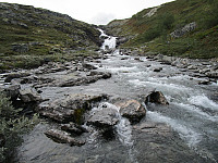 Jeg fant imidlertid ingen steder jeg syns det så helt trygt ut å krysse, så jeg valgte å gå videre oppover forbi neste foss