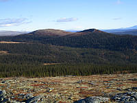 Over mot Gjengangeren hvor det står en liten hytte på toppen