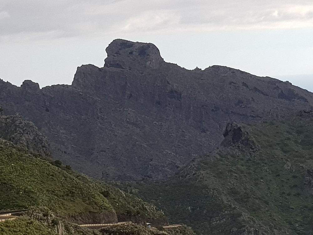 Zoomet inn på Rocue de Masca som ser ut som en utfordring. Var innom ved stistarten opp hit på returen i dag, og det gikk av tydelige stier mot hver side av ryggen, men om noen går til toppen tviler jeg på