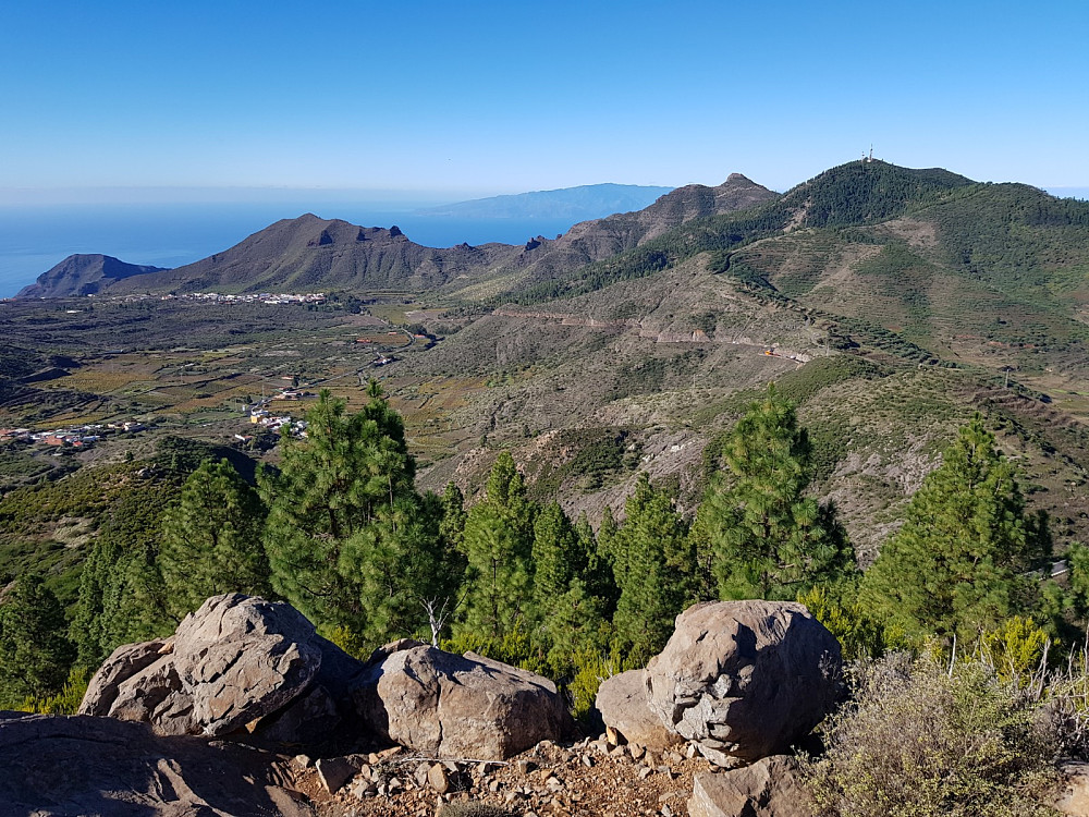 Utsikt fra toppen og ned mot Santiagio del Teide