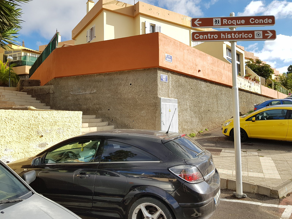 Det var skiltet langs hovedveien, og det var en ledig parkeringsplass ved skiltet, så da ble det turstart her