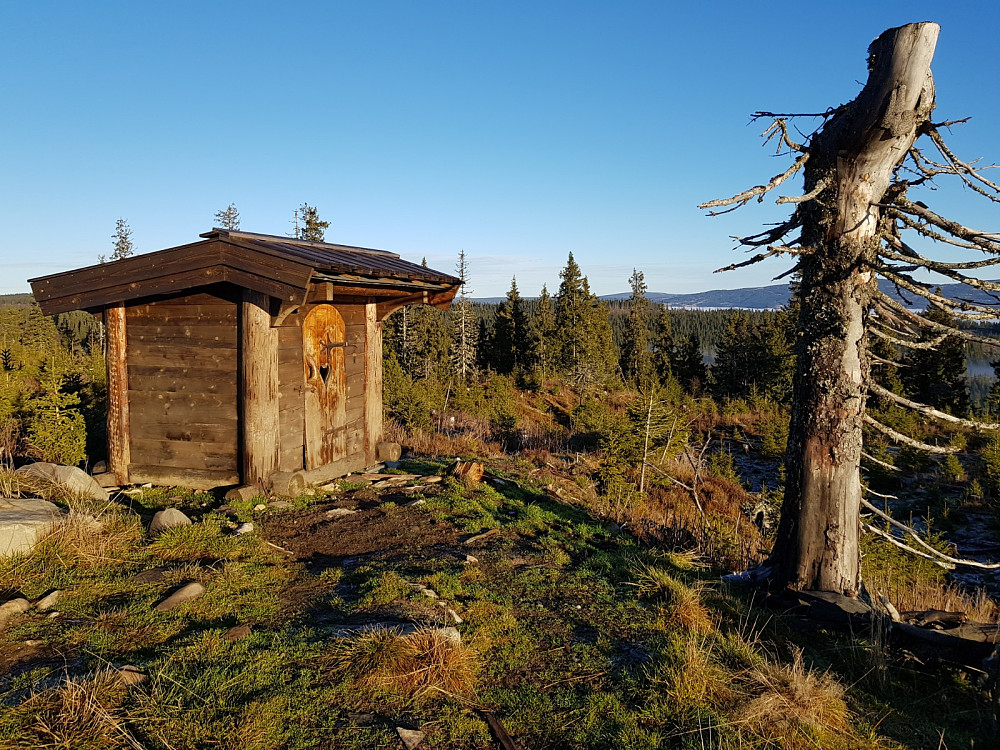 Foruten en flott gapahuk, er det også laget en utedo på toppen av Landskampen