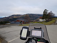 Skydekket lå nede på åsen, men man kunne ane at det var blå himmel høyere opp