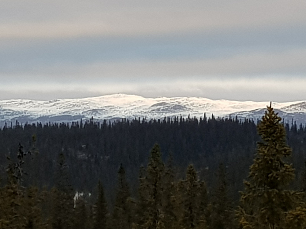 Zoomet inn mot Spåtind hvor det var litt mer snø