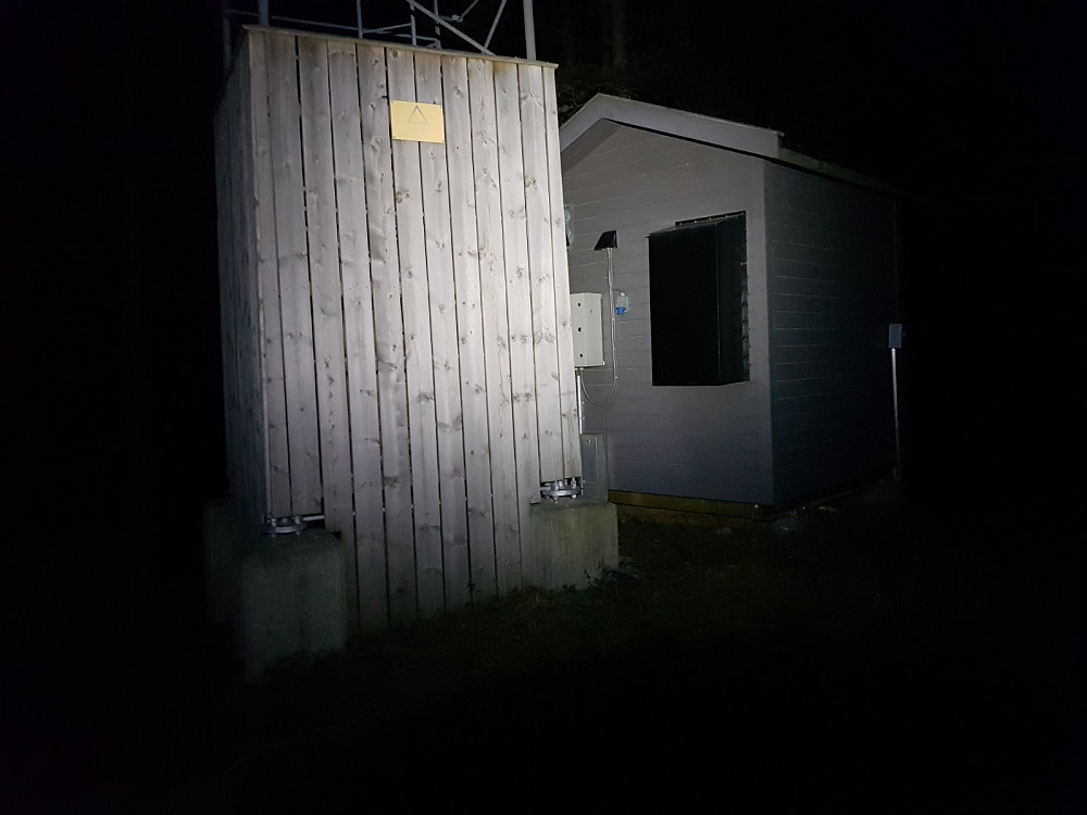 På toppen står det en antenne
