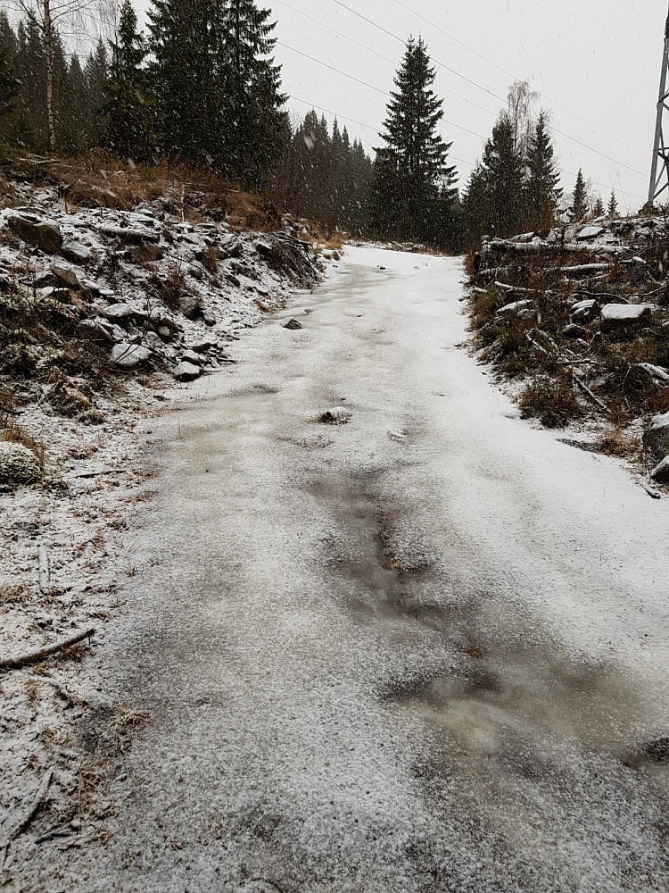 Det lå is over stien, men den var heldigvis våt og ikke glatt