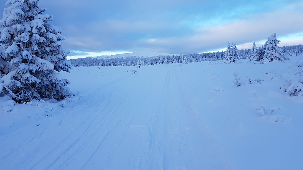 Skyene lå lavt over toppen på Nevelfjell i det jeg startet turen