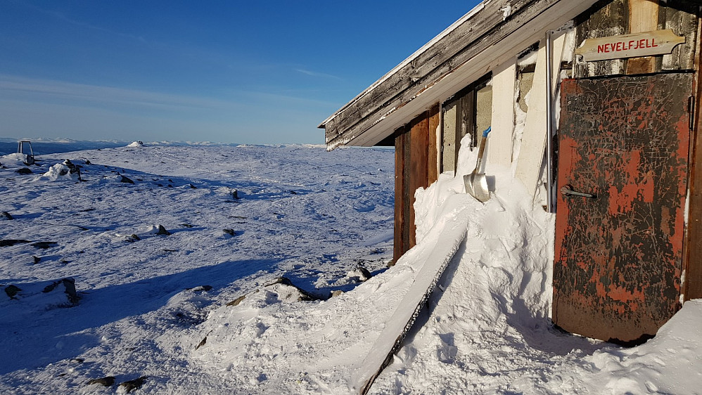 Sola varmet på toppen og det var akkurat så snøen smeltet på hytteveggen