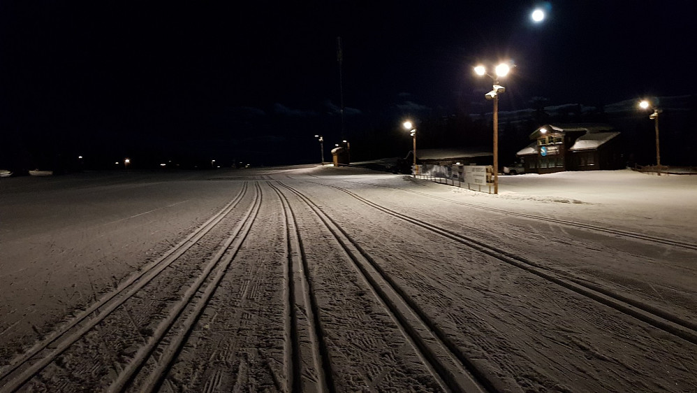 Turstart på Sjusjøen skistadio. Alt lyset her gjorde at det virket mørkt uten for lyskasternes rekkevidde, selv om månen var veldig klart synlig