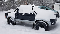 På parkeringsplassen var bilen dekket av nysnø