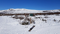 Her tok jeg av løypa og gikk svak stigning inn mot fjellet i et gammelt skispor
