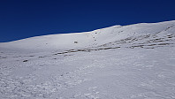 Bratt ned fra denne siden av fjellet og jeg valgte å kjøre ned ryggen til venstre for toppen
