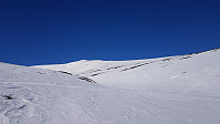 Tilbakeblikk mot toppen av Saukampen. Det var perfekte ake- og snøforhold ned bekkedalen jeg fulgte ned igjen