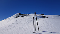 Jeg tok av skiene og gikk siste kneika opp på toppryggen til fots