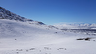 Etter en litt kronglete aketur ned Piggen, så jeg at det ventet mye fin snø å ake på nedover skaret mellom toppene, ned mot setrene, så her var det bare å glede seg til returen
