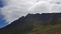 Tilbakeblikk opp på fjellet i det skyene la seg over toppene