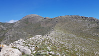 Jeg så nå opp på det første høye runde toppunktet på fjellryggen