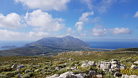 Utsikt fra toppen og ut mot dagens første topp, Geroskinos