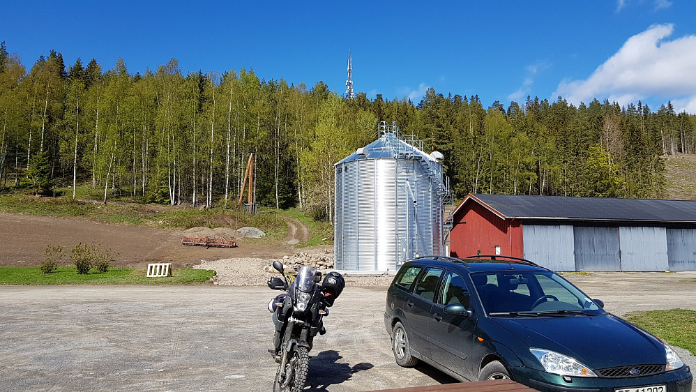 Fra Røste gård og opp mot kjølen. Masta står på det laveste toppunktet