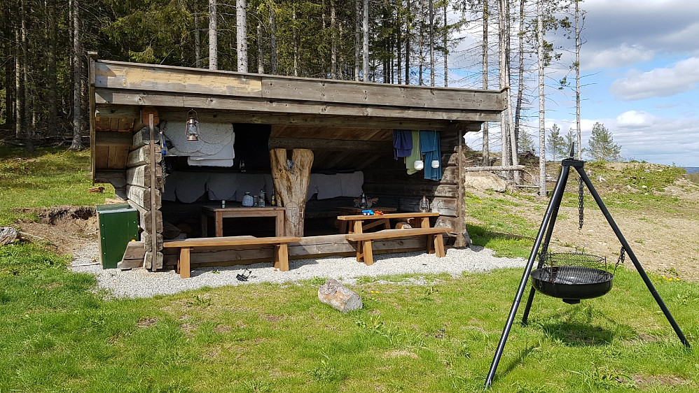 En gapahuk med tilbehør befant seg rett under toppen