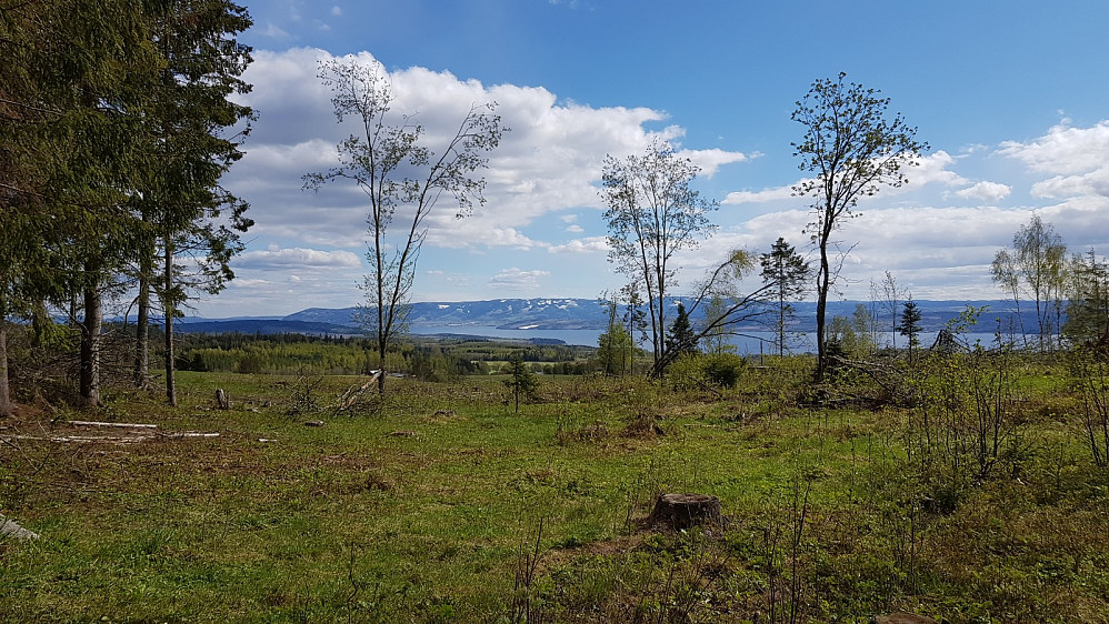 Flott utsikt sørover ved gapahuken. Fortsatt snø på Skreifjellet på andre siden av Mjøsa