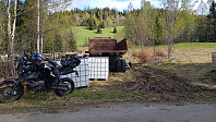 Jeg parkerte blantd skrotet til skrotnissen på Biskopåsen gård, og tok beina fatt på stien mot toppen
