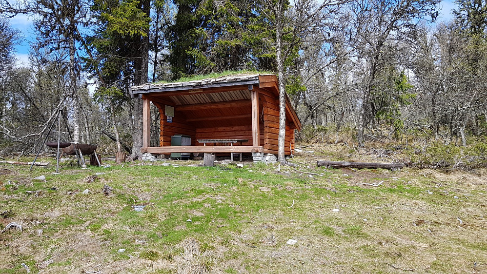 Det står en flott gapahuk rett før stikrysset innunder toppen