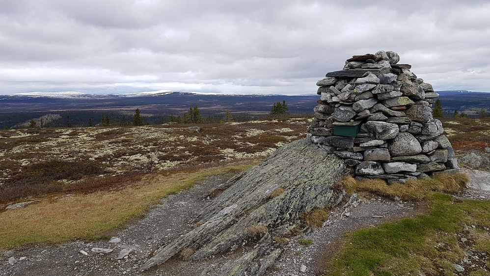 En steinhaug var også stablet opp på toppen av Skottåsen