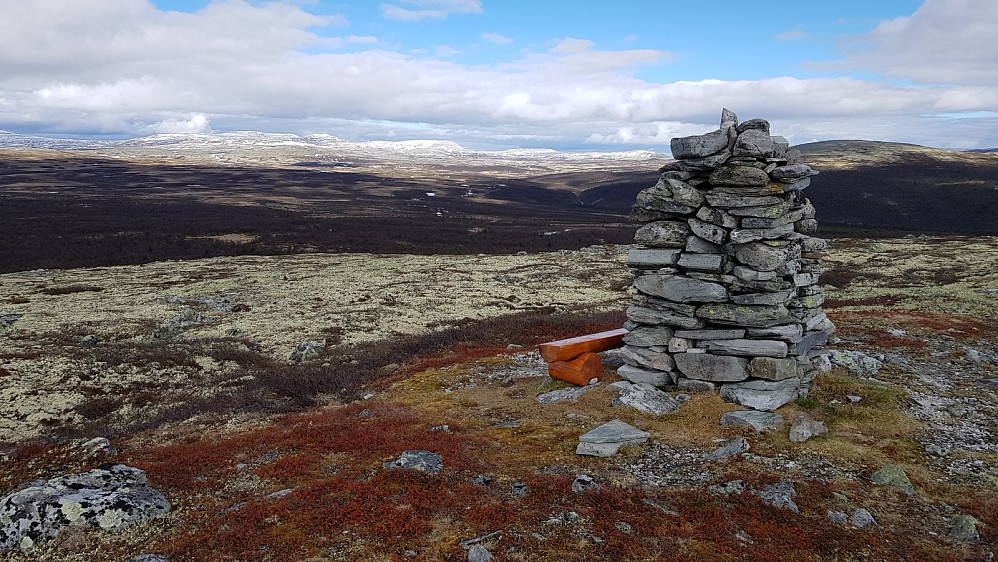 I øst lå Ringebufjellet med snødekke